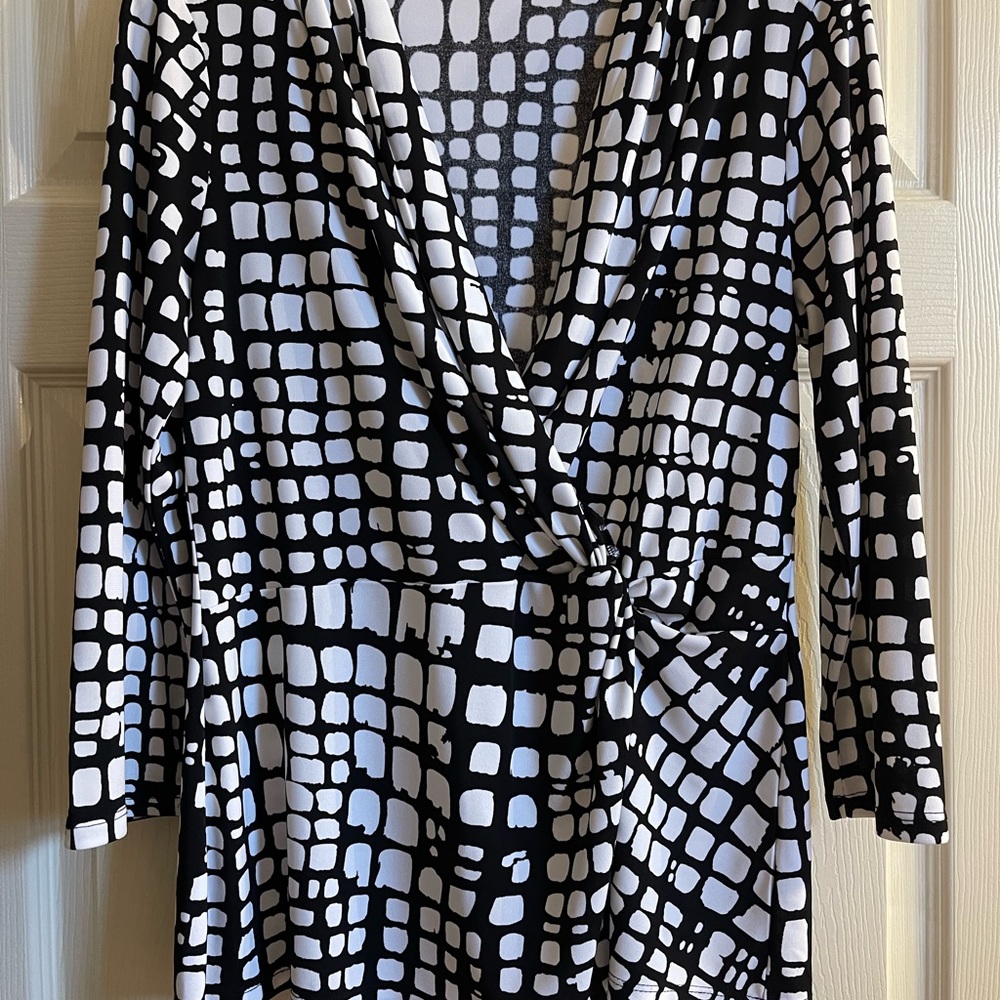 Jones New York Black and White Geometric Blouse